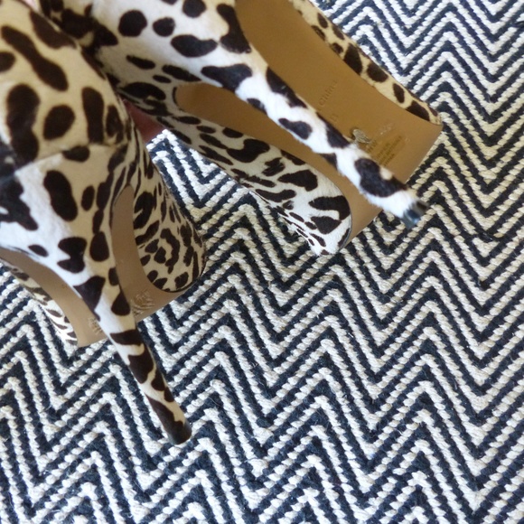 New VS Cheetah Heels - Picture 3 of 7